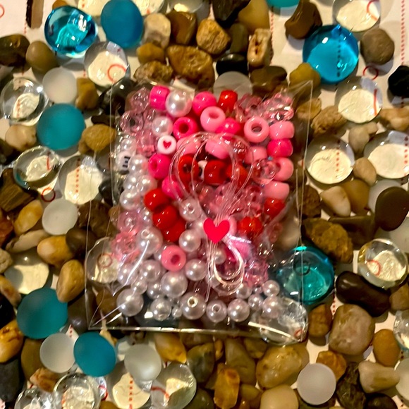 A cute valentines bracelet kit - Picture 1 of 2